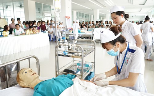 Sinh viên ngành điều dưỡng ĐH Đông Á không lo thất nghiệp